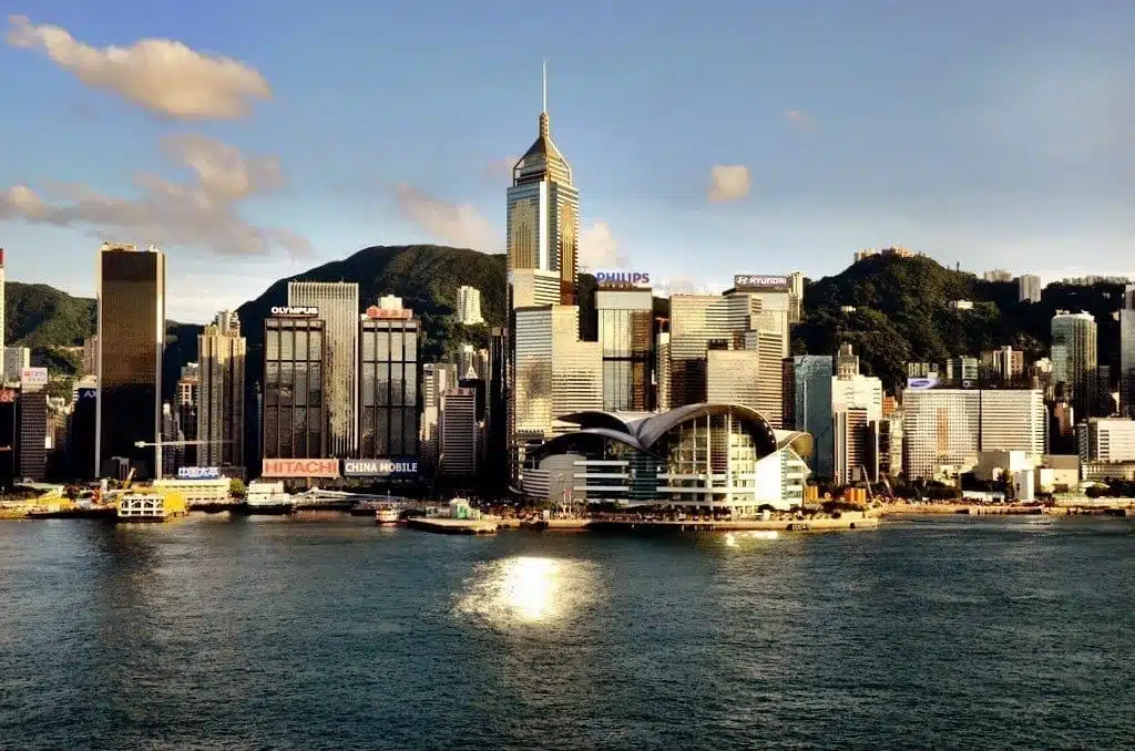 What To See, Do & Eat in Hong Kong If You're Short On Time