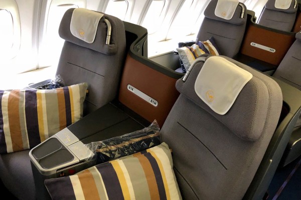 lufthansa business class airplane